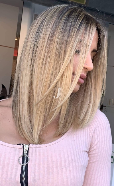 Foto di donna con capelli medi biondo chiarissimo perla