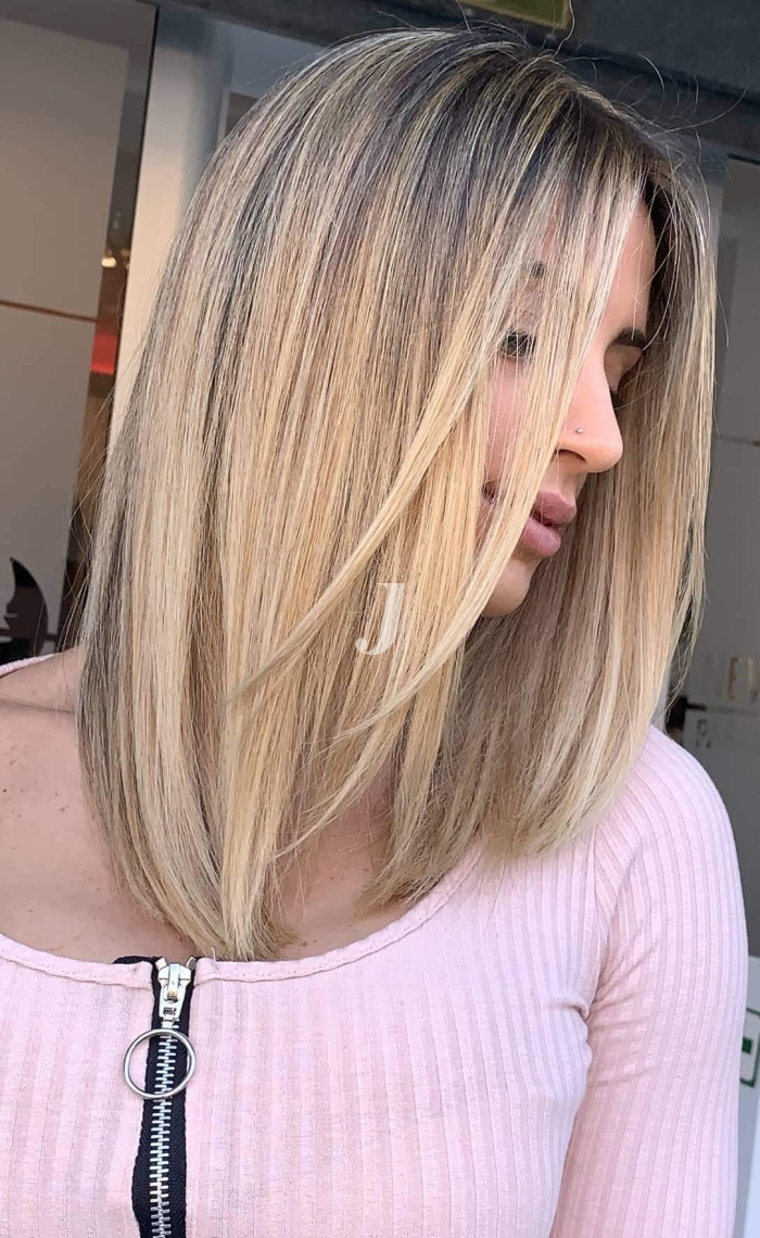 Foto di donna con capelli medi biondo chiarissimo perla