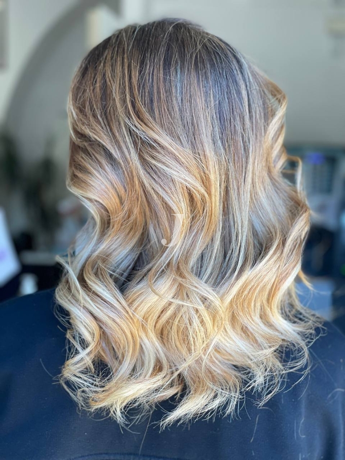 Foto di donna con capelli medi biondo chiarissimo perla