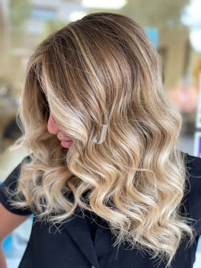 Foto di donna con capelli medi biondo chiarissimo perla