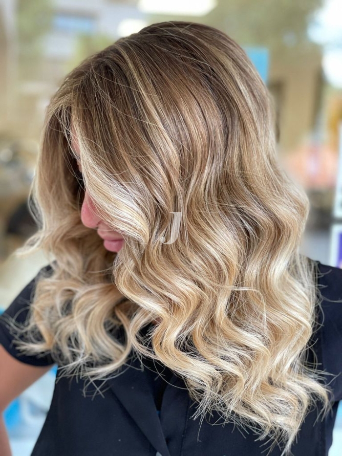 Foto di donna con capelli medi biondo chiarissimo perla