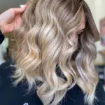 Foto di donna con capelli medi biondo chiarissimo perla
