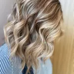 Foto di donna con capelli medi biondo chiarissimo perla