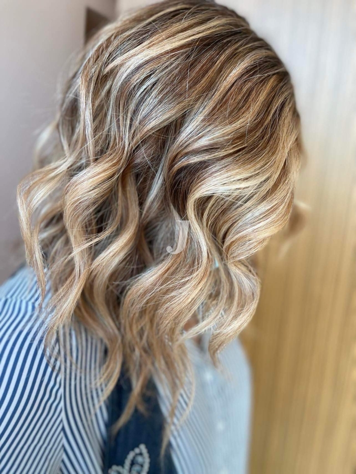 Foto di donna con capelli medi biondo chiarissimo perla