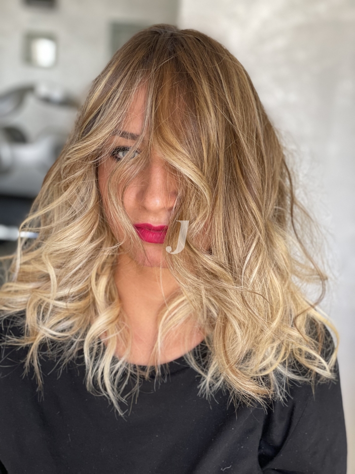 Foto di donna con capelli medi biondo chiarissimo perla