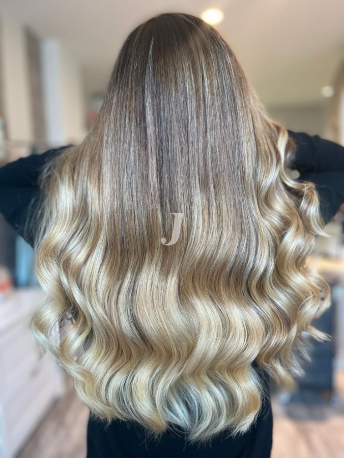 Foto di donna con capelli medi biondo chiarissimo perla