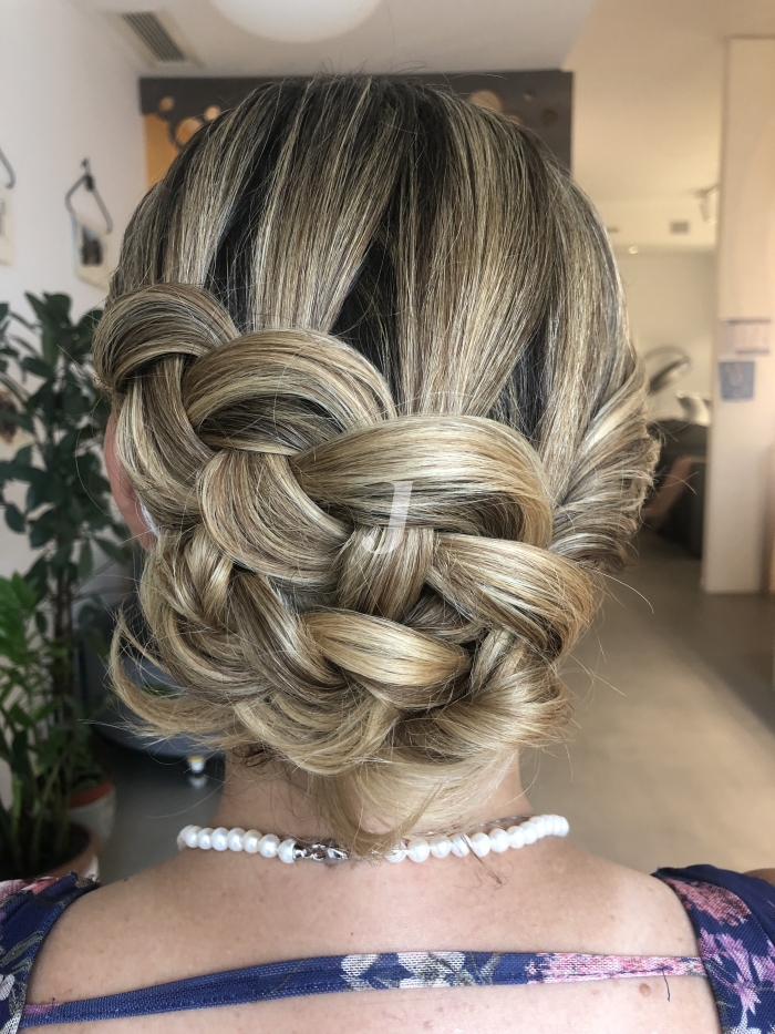 Foto di donna con capelli medi biondo chiarissimo perla