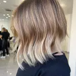 Foto di donna con capelli corti biondo chiarissimo perla