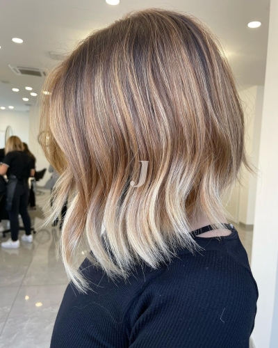 Foto di donna con capelli corti biondo chiarissimo perla