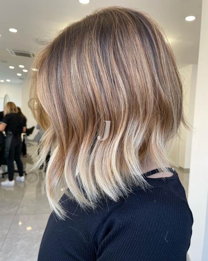 Foto di donna con capelli corti biondo chiarissimo perla