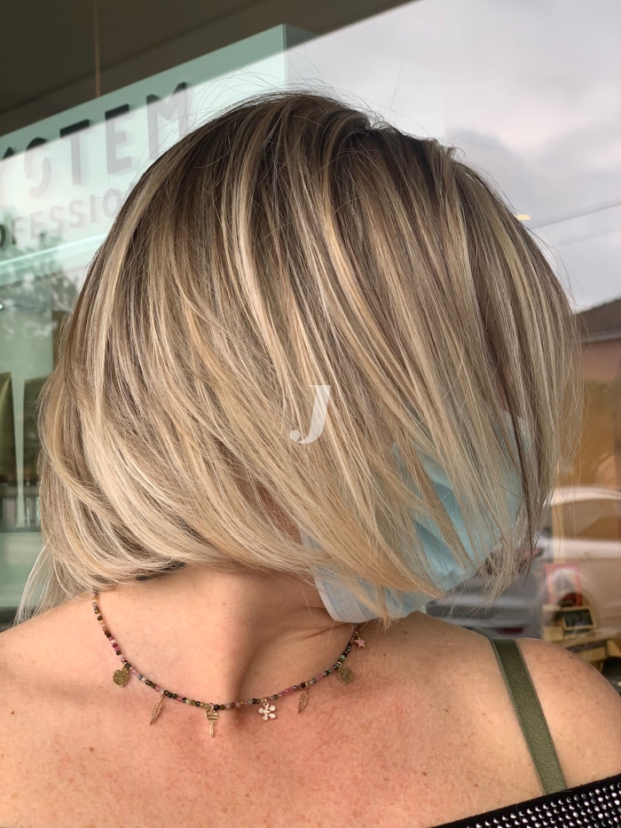 Foto di donna con capelli corti biondo chiarissimo perla