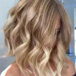 Foto di donna con capelli corti biondo chiarissimo perla