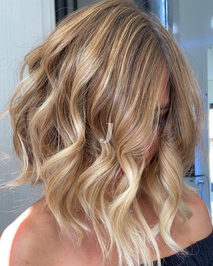 Foto di donna con capelli corti biondo chiarissimo perla