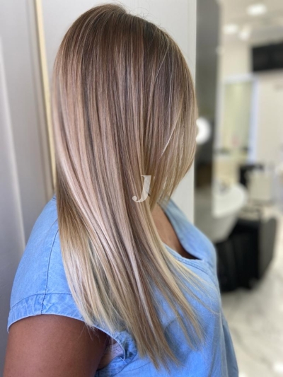 Foto di donna con capelli medi biondo chiarissimo perla