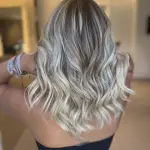 Foto di donna con capelli medi biondo chiarissimo perla