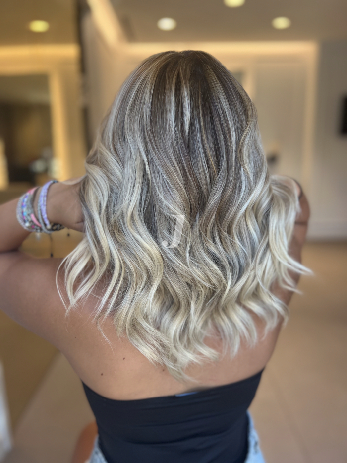 Foto di donna con capelli medi biondo chiarissimo perla