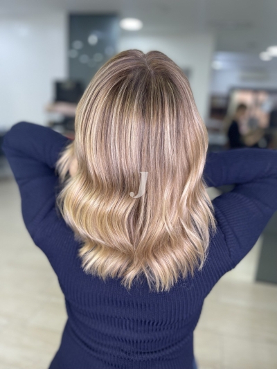 Foto di donna con capelli medi biondo chiarissimo perla