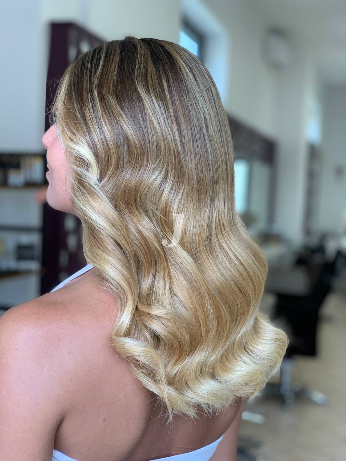 Foto di donna con capelli medi biondo chiarissimo perla