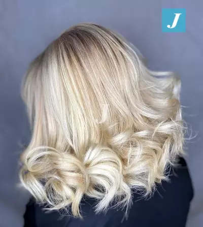 Foto di donna con capelli medi biondo platino dorato