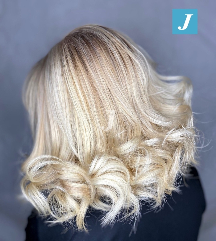 Foto di donna con capelli medi biondo platino dorato