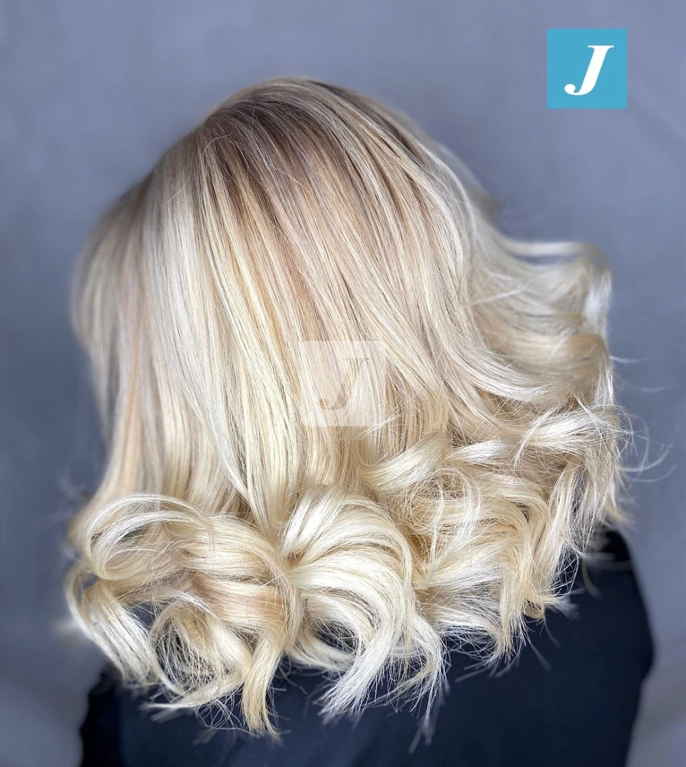 Foto di donna con capelli medi biondo platino dorato