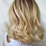 Foto di donna con capelli medi biondo platino dorato