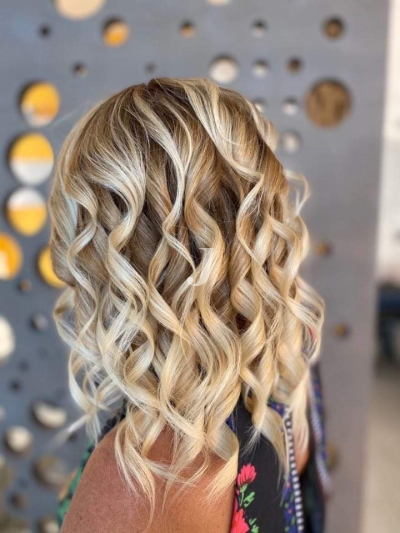 Foto di donna con capelli medi biondo platino dorato