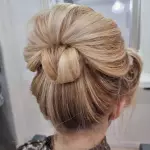 Foto di donna con capelli medi biondo platino dorato