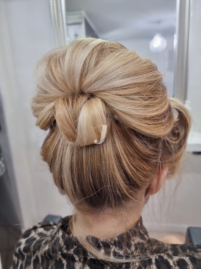 Foto di donna con capelli medi biondo platino dorato