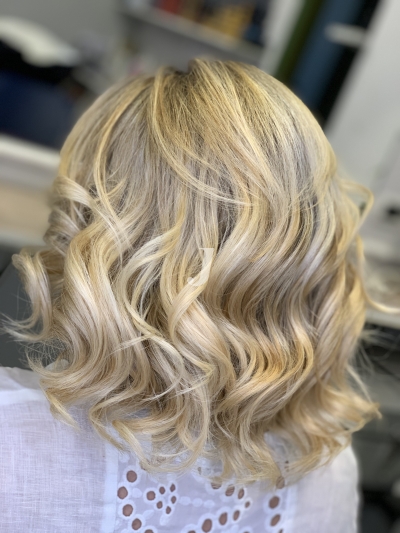 Foto di donna con capelli medi biondo platino dorato