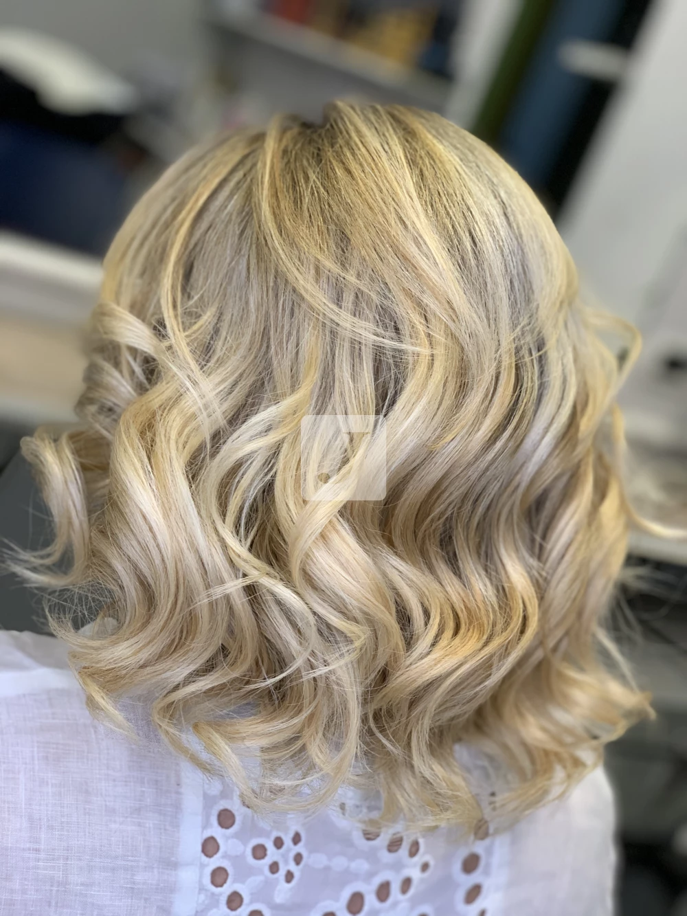 Foto di donna con capelli medi biondo platino dorato