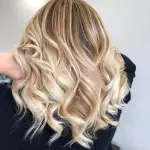 Foto di donna con capelli medi biondo platino dorato