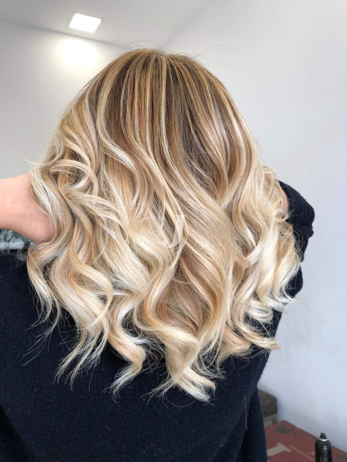 Foto di donna con capelli medi biondo platino dorato