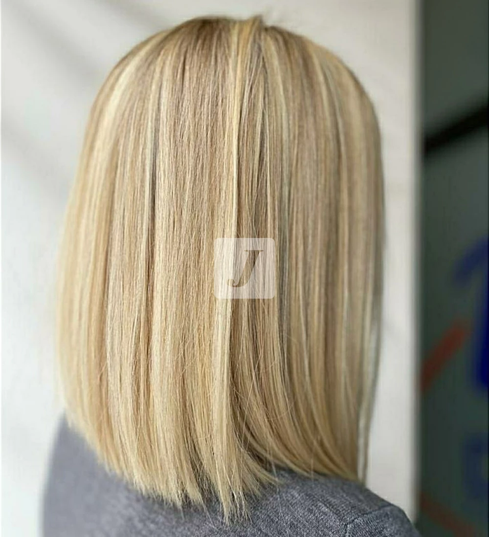 Foto di donna con capelli medi biondo platino dorato