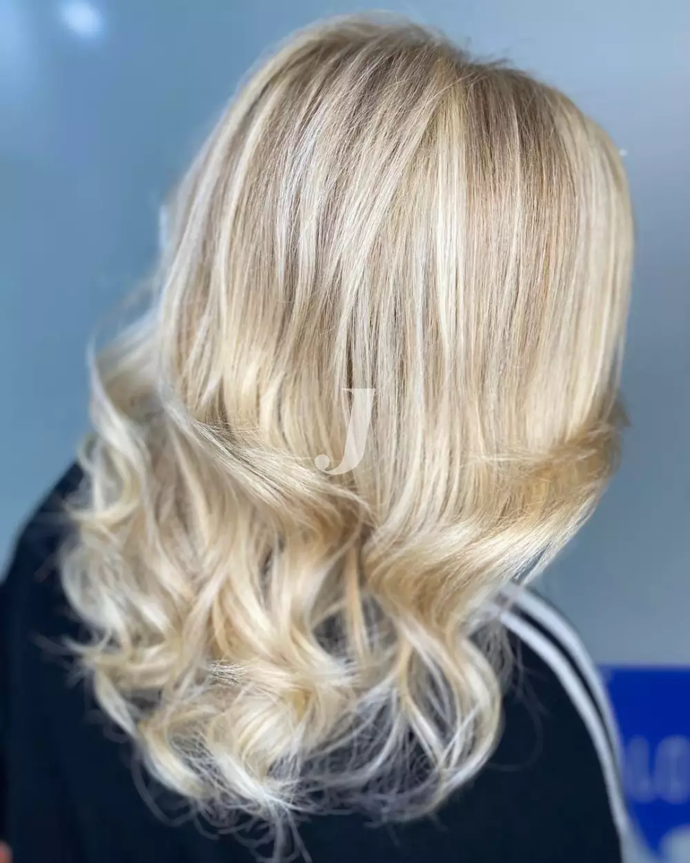 Foto di donna con capelli medi biondo platino dorato