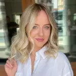 Foto di donna con capelli medi biondo platino dorato