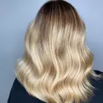 Foto di donna con capelli medi biondo platino dorato