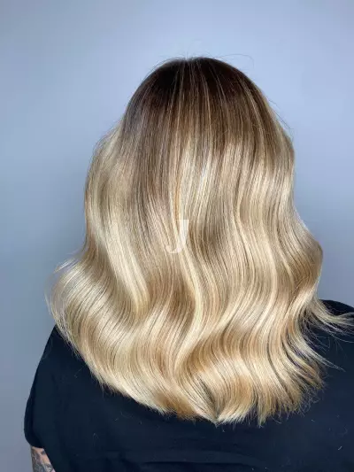 Foto di donna con capelli medi biondo platino dorato