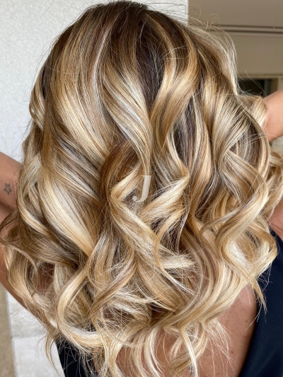 Foto di donna con capelli medi biondo platino dorato