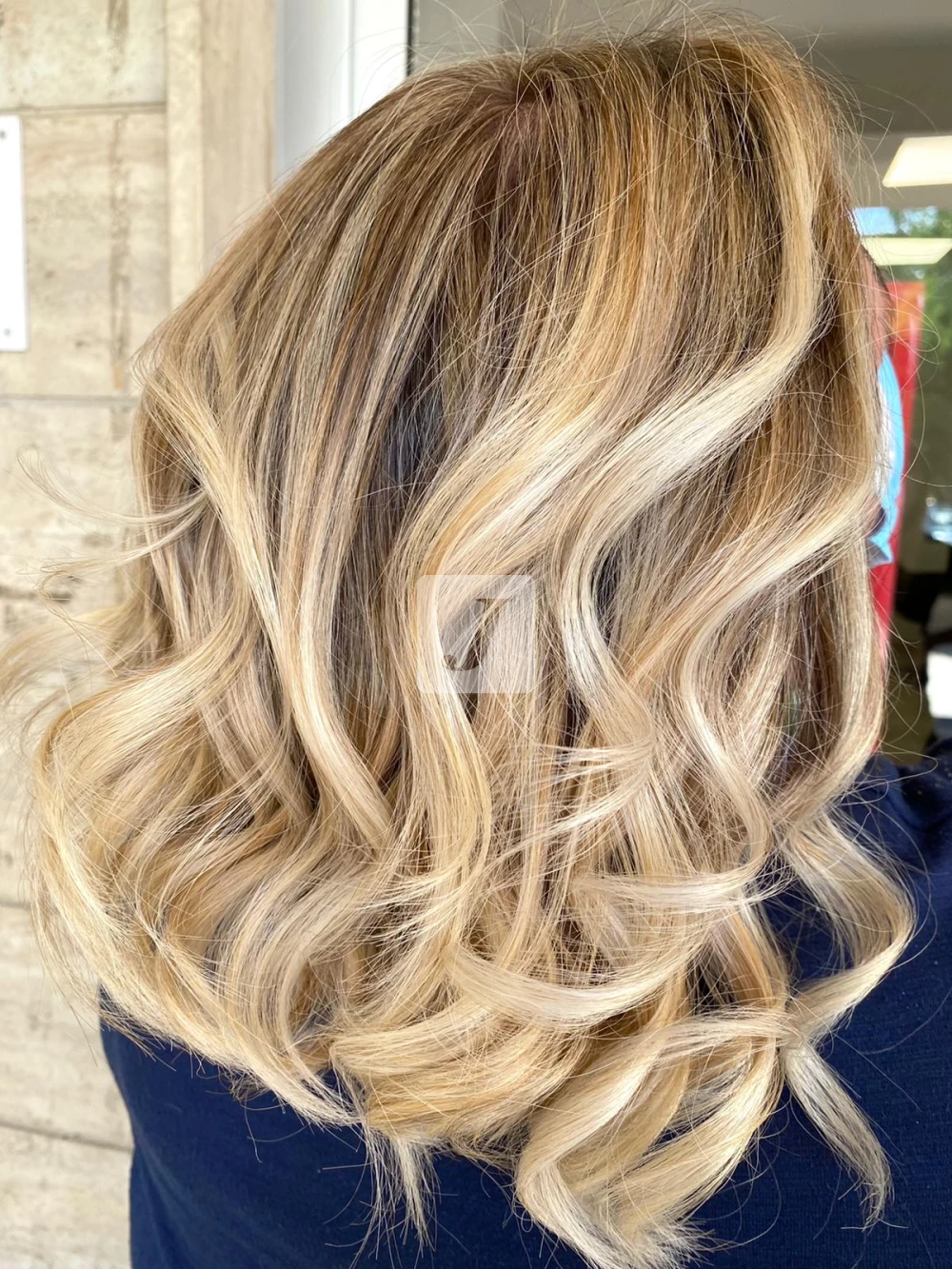 Foto di donna con capelli medi biondo platino dorato
