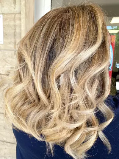 Foto di donna con capelli medi biondo platino dorato