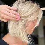 Foto di donna con capelli corti biondo platino dorato