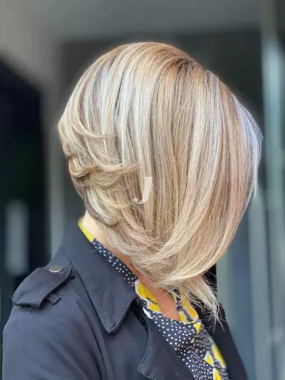 Foto di donna con capelli corti biondo platino dorato