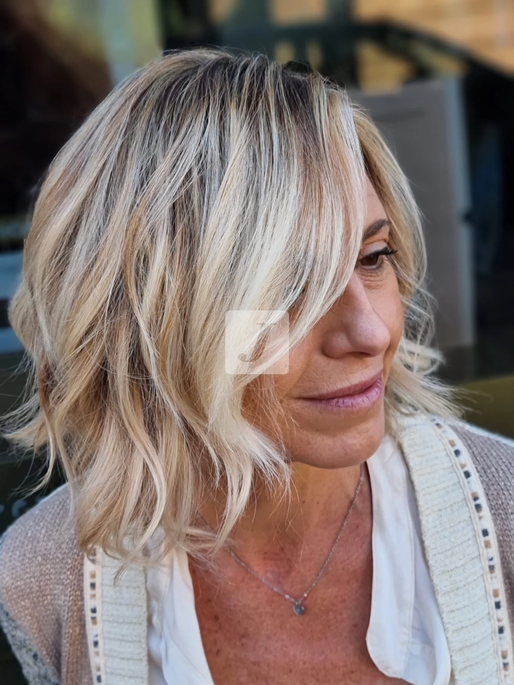 Foto di donna con capelli corti biondo platino dorato