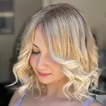 Foto di donna con capelli corti biondo platino dorato