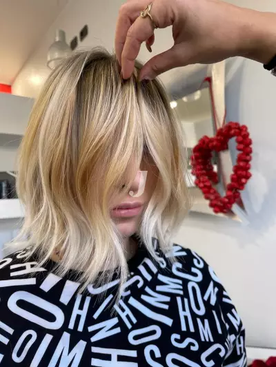 Foto di donna con capelli corti biondo platino dorato