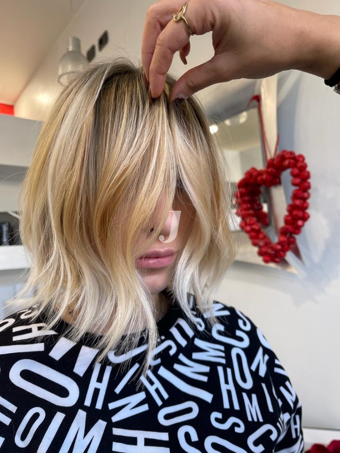 Foto di donna con capelli corti biondo platino dorato