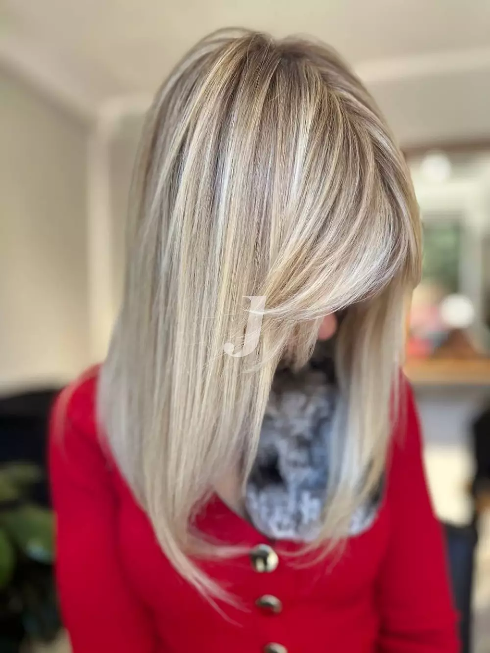 Foto di donna con capelli medi biondo platino dorato