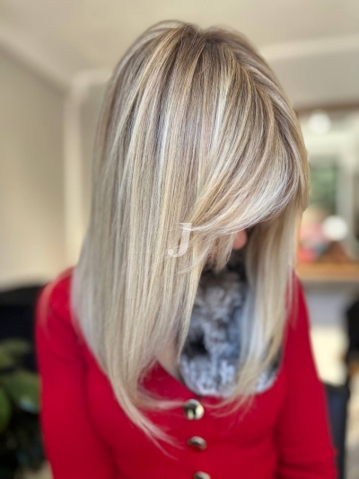 Foto di donna con capelli medi biondo platino dorato