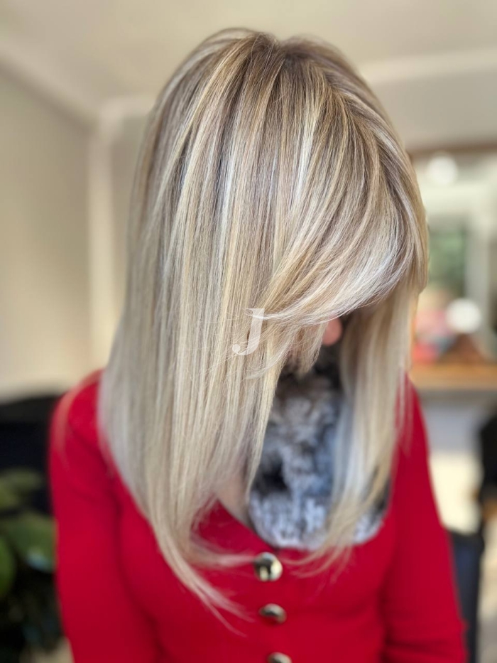 Foto di donna con capelli medi biondo platino dorato